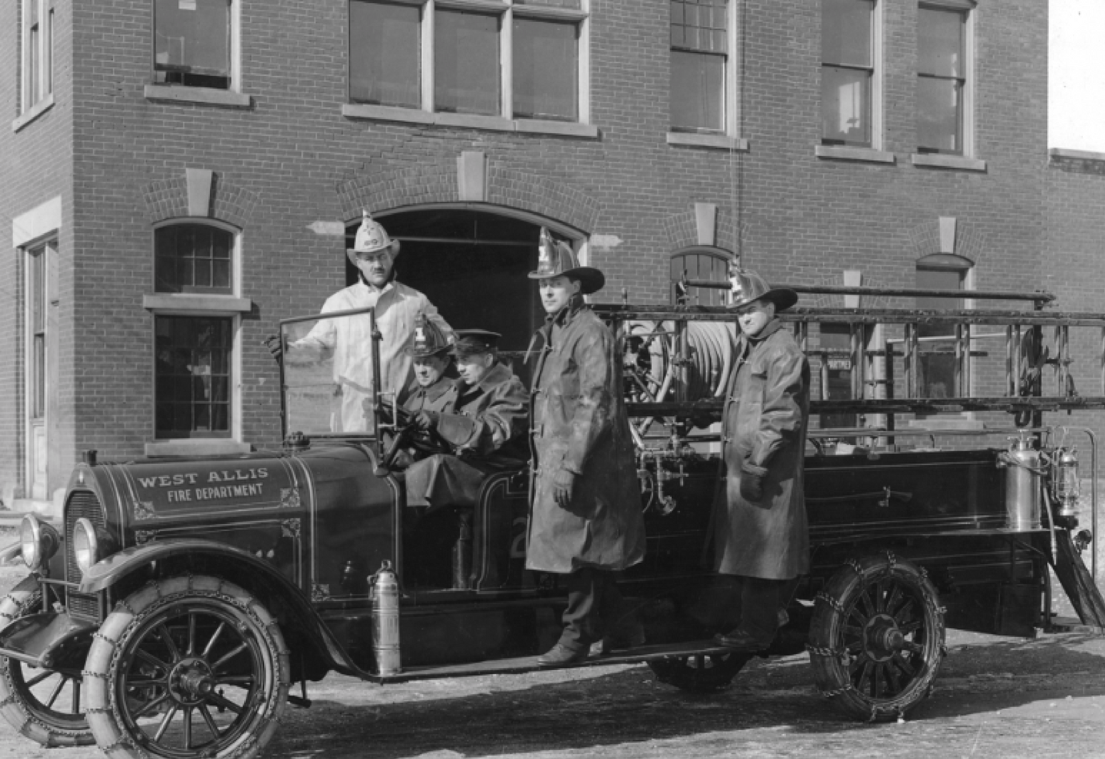 photo of west allis fire department in the early 1900s
